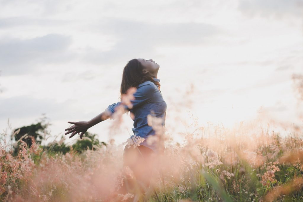 Personne qui respire dans la nature