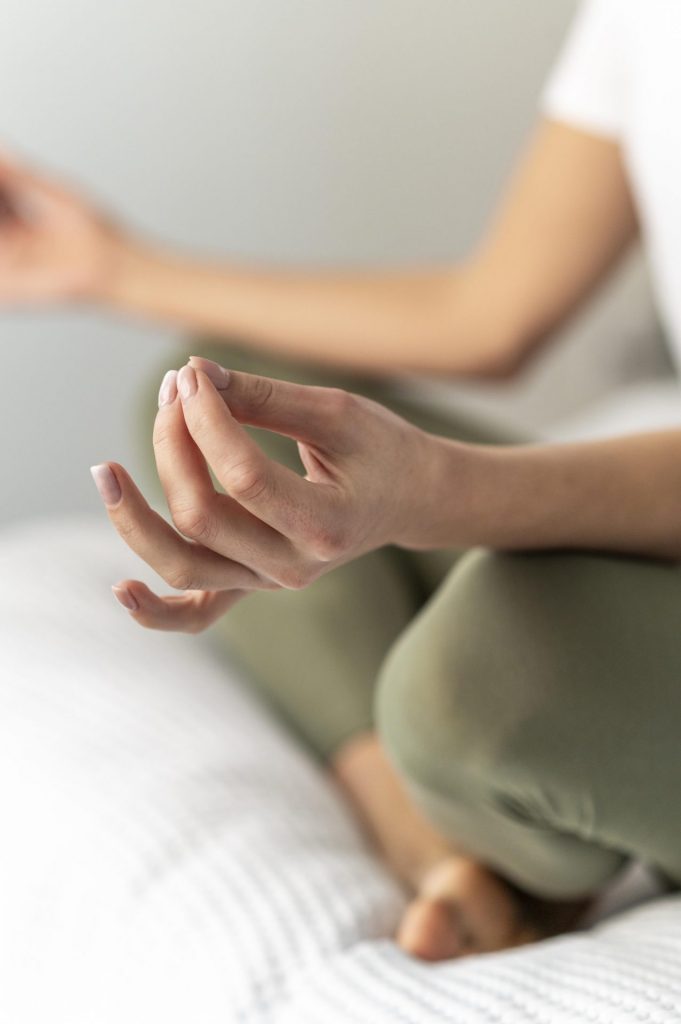 Femme qui pratique la sophrologie